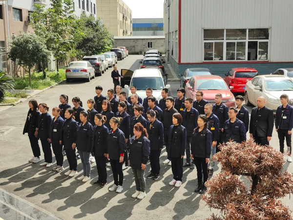 Осенью 2021 года военная подготовка новых сотрудников в Chengdu Yibai Technology Co., Ltd.